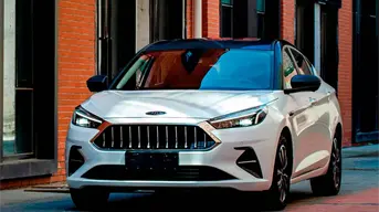 El sedán chino hecho en México que compite con el Sentra y el Corolla