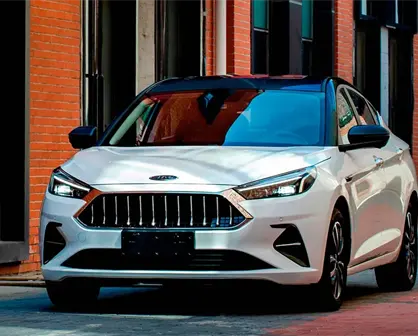 El sedán chino hecho en México que compite con el Sentra y el Corolla