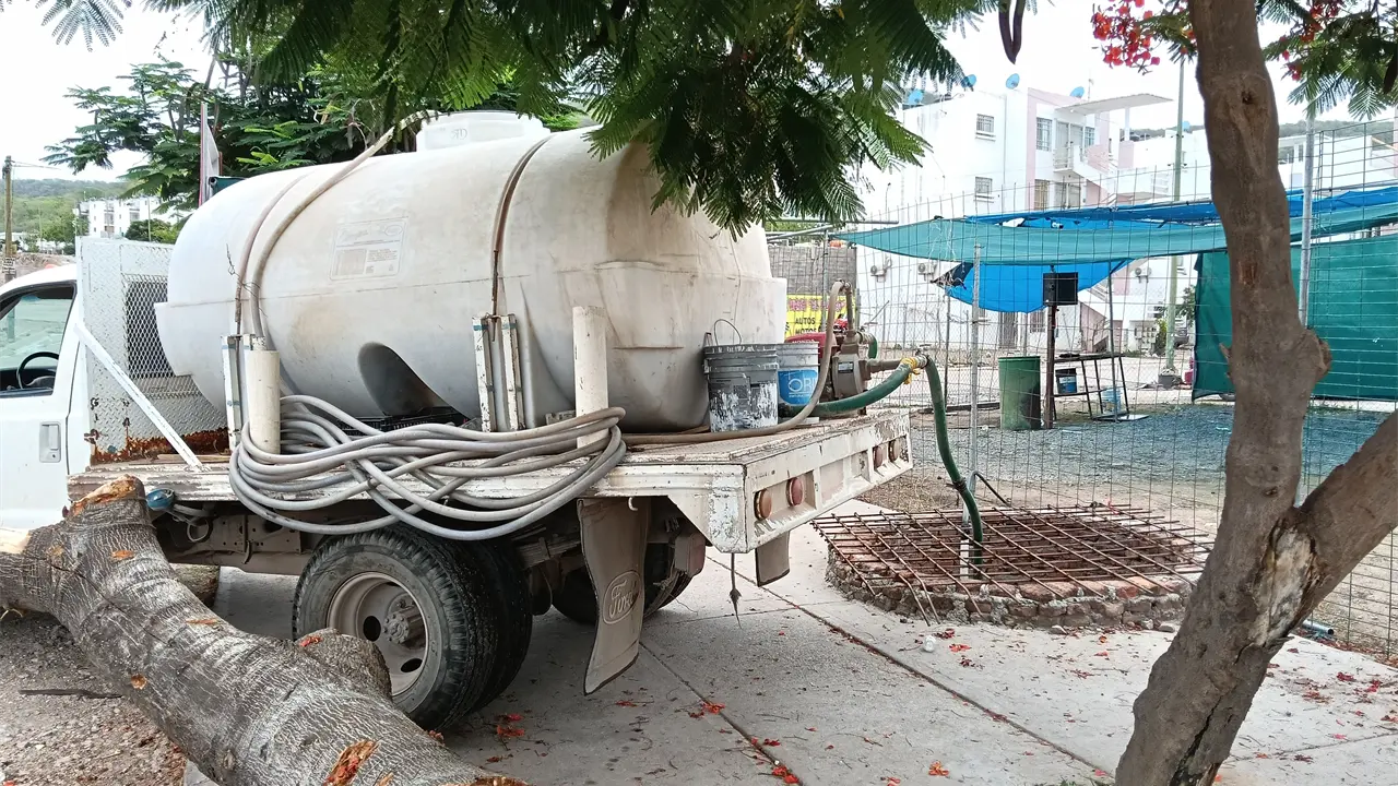 El antiguo pozo de Alturas del Sur continúa abasteciendo de agua a los camiones cisterna para algunos trabajos que se realizan en el sector.