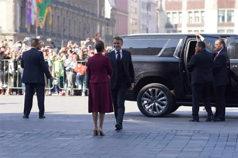 Sheinbaum recibe a Macron en la Puerta de Honor de Palacio Nacional. Foto: Presidencia