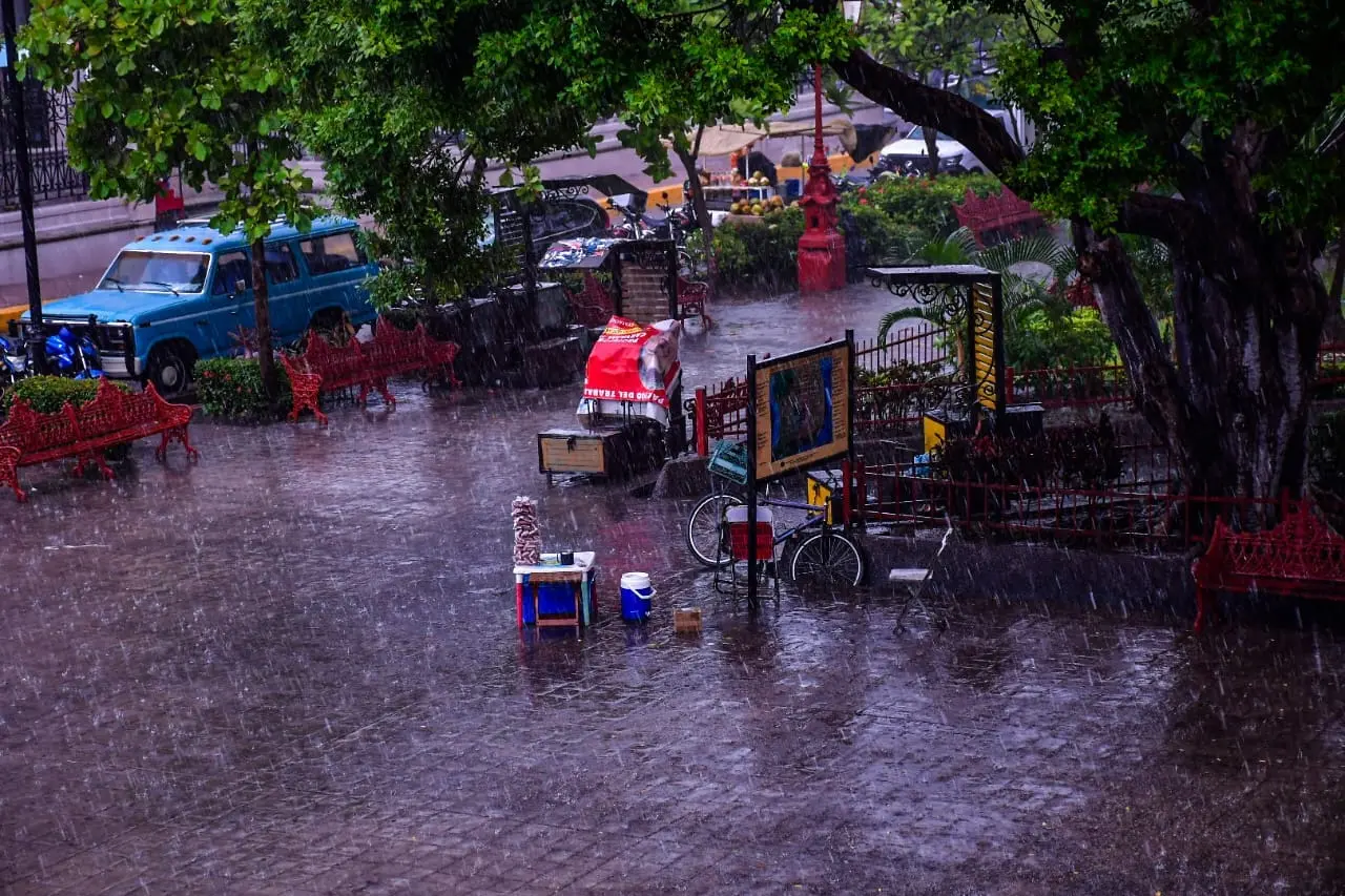 El frente frío número 13 traerá lluvias torrenciales, vientos intensos y un fuerte descenso de temperatura en 16 estados del país, alertó Protección Civil.