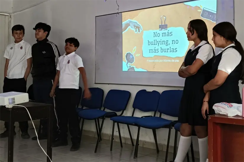 Durante la actividad, los alumnos de la Secundaria Lamberto Valenzuela Ureta, lanzaron un llamado colectivo a construir escuelas más humanas, donde el respeto, la escucha y la solidaridad sean parte de la vida cotidiana.
