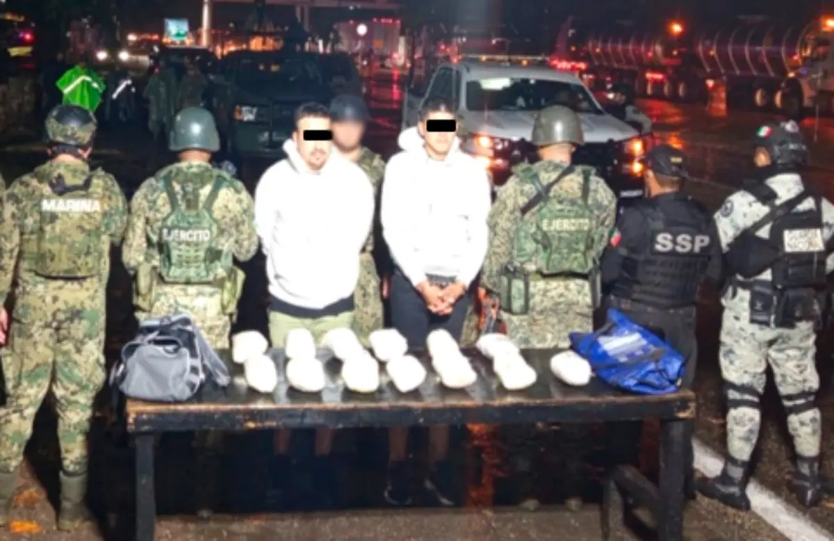 La revisión al camión se dio tras el aviso de pasajeros por que 2 sujetos consumían droga en la unidad. Foto: SSPC