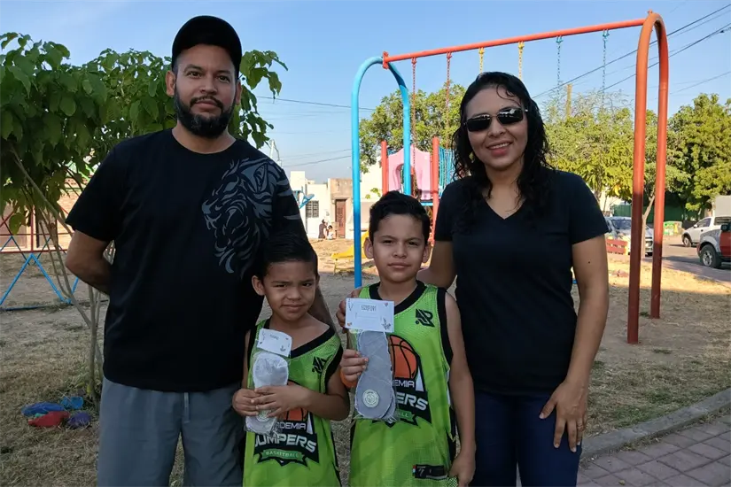 Los pequeños Diego Alonso y Jorge Adrián, junto a sus padres Saraí Sabinas y Jorge Inzunza, de quienes han heredado el gusto por la ciencia, pues ellos son químicos y académicos.