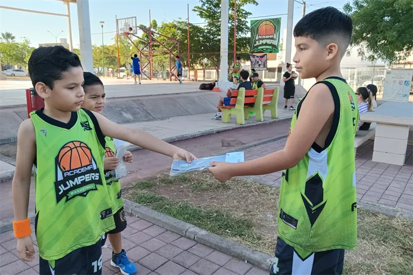 La idea de crear estas plantillas antimicrobianas surgió durante sus prácticas de basquetbol, en Colinas de la Ribera, donde han probado sus productos con sus compañeros y en ellos mismos. 