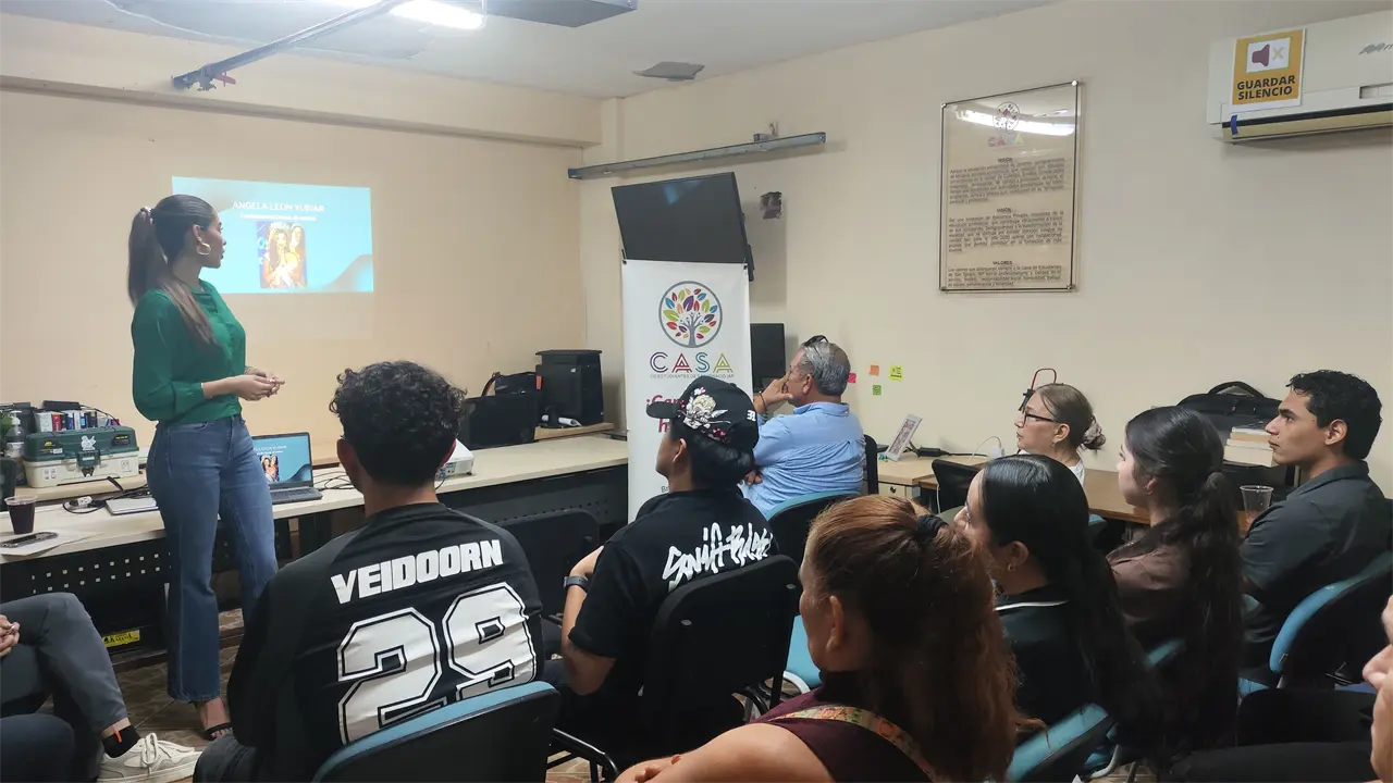 Ángela León Yuriar, Miss Cosmos 2025, compartió su charla “Propósito de vida” con jóvenes de la Casa de Estudiantes de San Ignacio en Culiacán.