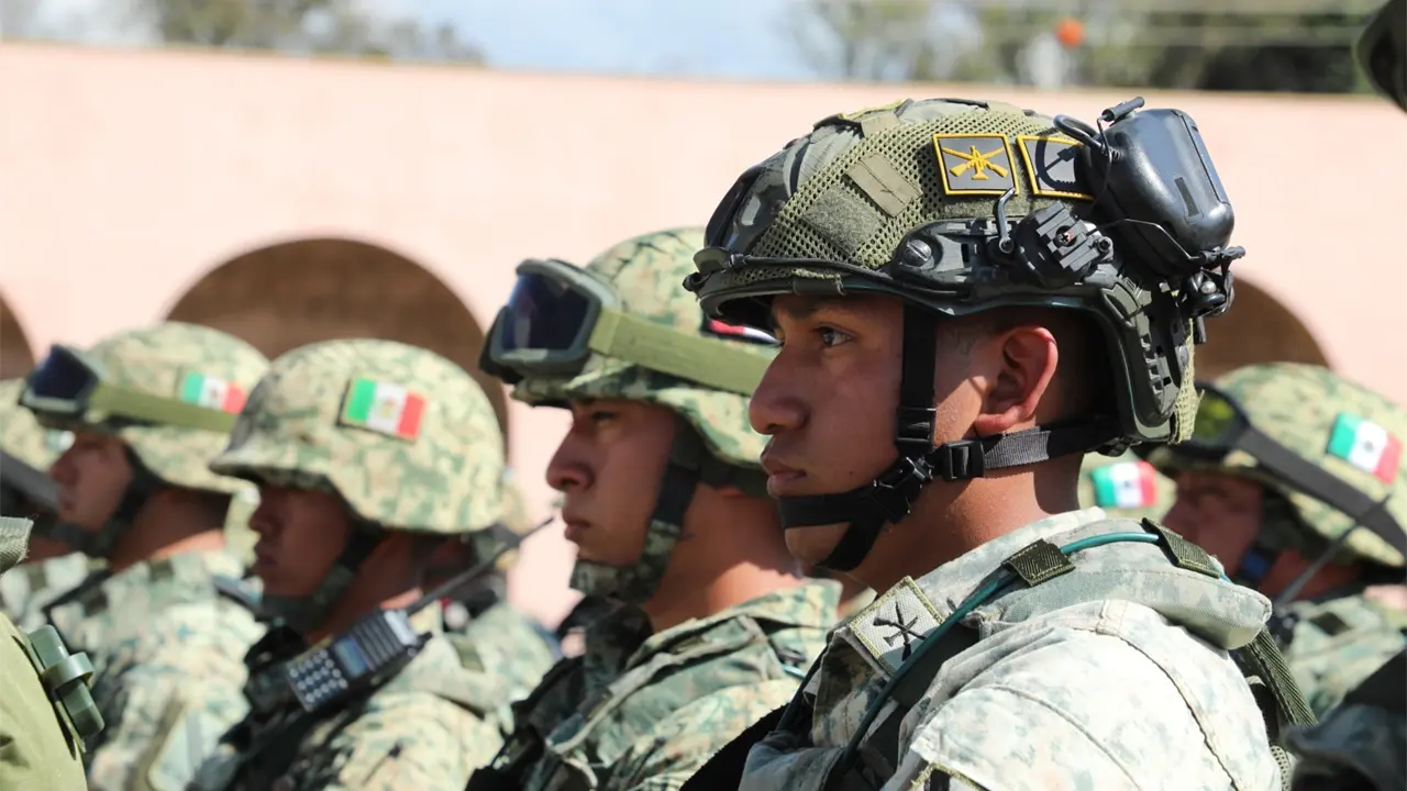 El gobierno federal desplegó más de 12 mil militares y mil 700 marinos para frenar la extorsión, homicidios y delitos de alto impacto en Michoacán.