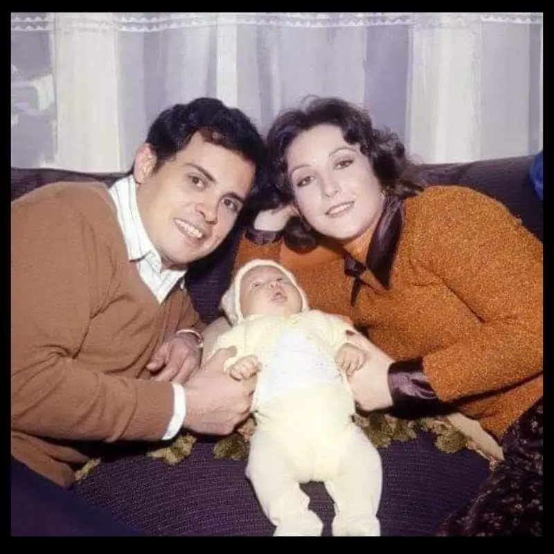 Angélica Vale cuando apenas era una bebé al lado de sus papás.