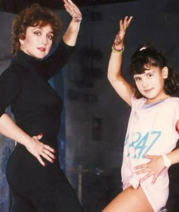 Angélica Vale al lado de su mamá Angélica María cuando era una niña.