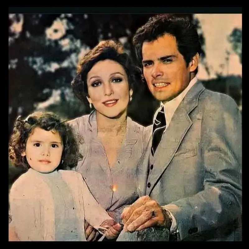 Así lucia Angélica Vale cuando era una niña al lado de sus padres Angélica María y Raúl Vale.