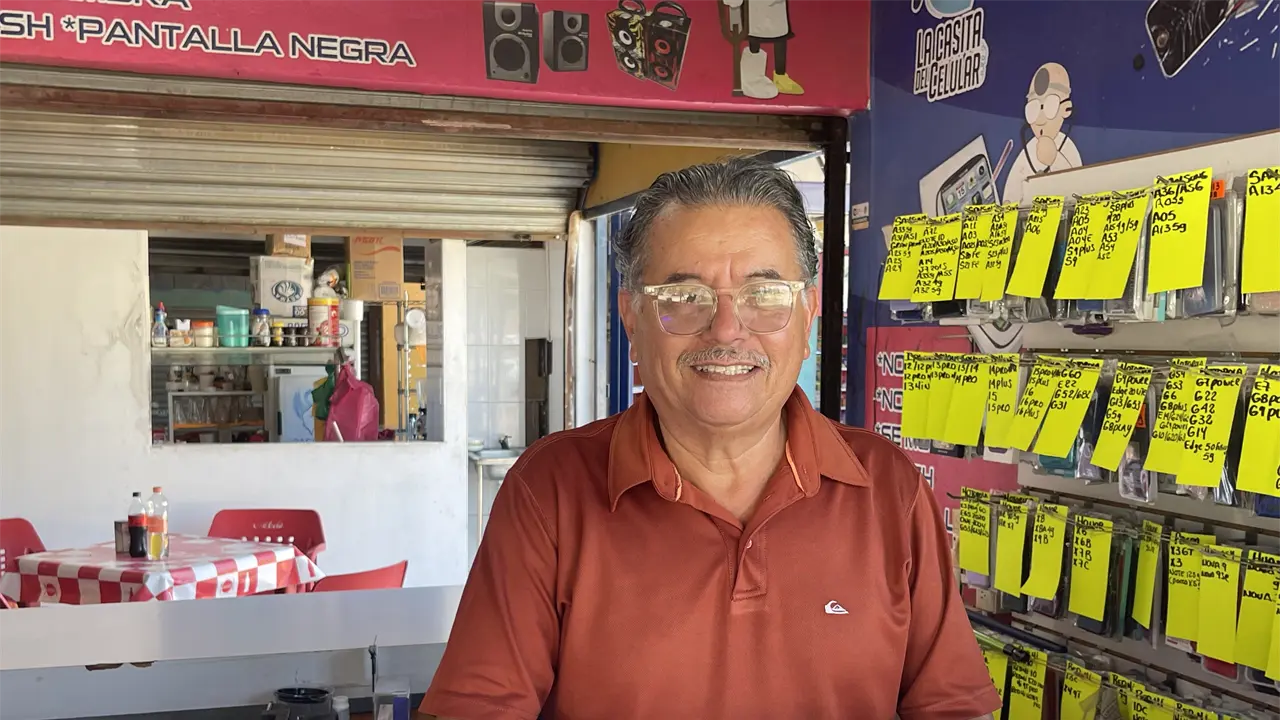 La Casita del Celular es un emprendimiento que le ha permitido a Abelardo Sánchez progresar mientras cuida de su corazón