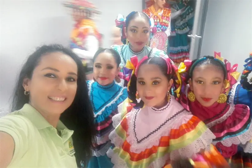 Claudia Emma fue integrante del Ballet Folklórico de Amalia Hernández, con quien llegó a presentarse en el Palacio de Bellas Artes y en giras internacionales por España.
