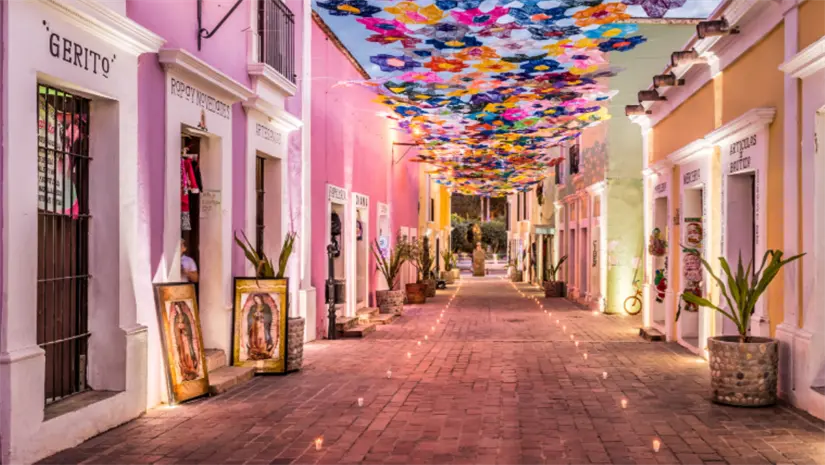 El más conocido es el Callejón Luis Pérez Meza, en honor al más grande artista Cosalteco, nacido en la Rastra en 1917. Foto Miguel Ángel Victoria, Sinaloa 360