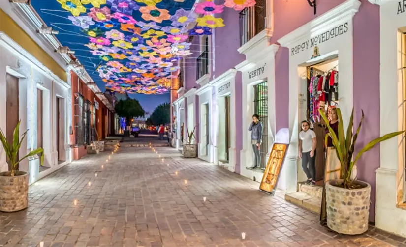 Es el callejón más hermoso, pues en diversas administraciones ha sido objeto de cambios para embellecerlo, no siendo la excepción en la actual en la que se ha colocado un cielo artesanal. Foto Miguel Ángel Victoria, Sinaloa 360