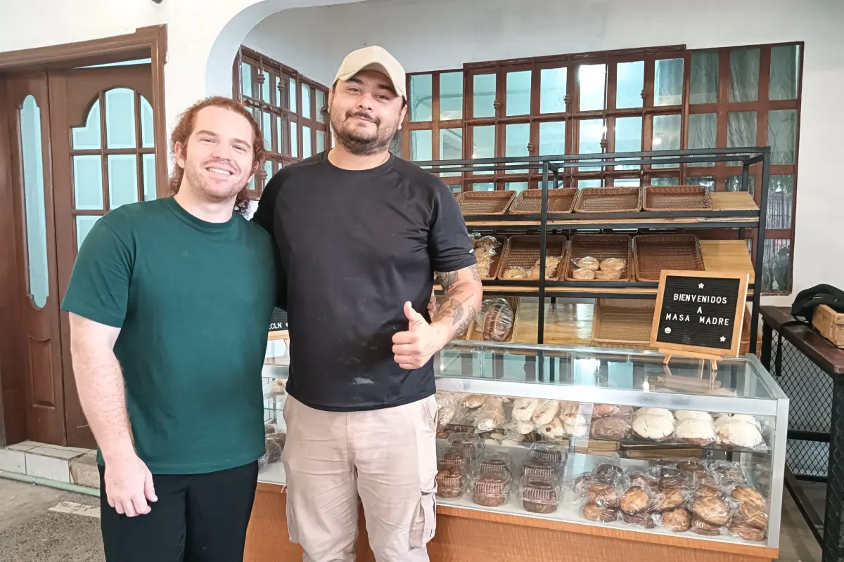 Panadería Masa Madre, negocio de Carlos Alberto Elena Ríos, chef panadero, (izquierda) y José Eduardo Arredondo Ayón, ha logrado captar clientela gracias a la publicidad de “boca a boca”, vecinos que recomiendan la panadería. | Imágenes de Francisco Castro