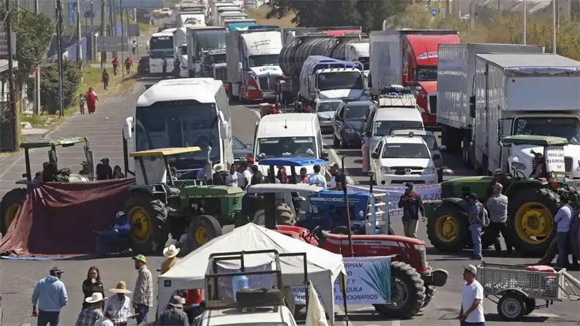 Agricultores mantiene bloqueos en las principales carreteras del país. Foto: Especial