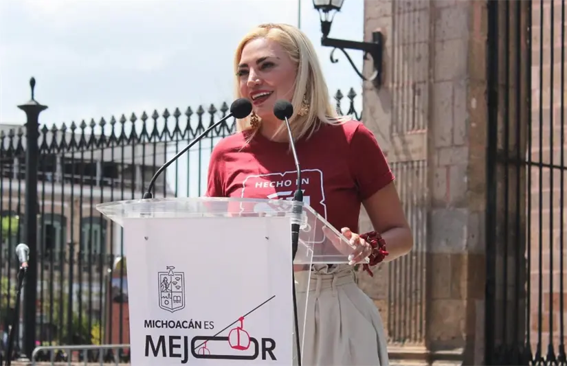 Como funcionaria, mantiene su costumbre de promover a las pequeñas empresas de Michoacán. Foto: Cortesía