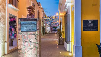 Así es el Callejón Luis Pérez Meza en el municipio de Cosalá, Sinaloa