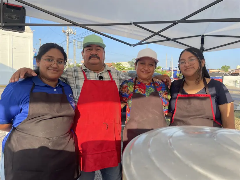 Con familia, esfuerzo y tradición, el puesto de Paulino transforma cada jornada laboral en momentos de sabor, alegría y esperanza para Culiacán. Foto: Lino Ceballos