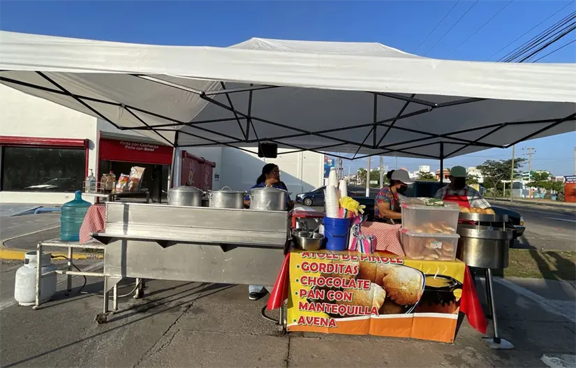 Con esfuerzo y amor familiar, el puesto de Paulino Soto demuestra que la tradición y la entrega son la receta para alegrar Culiacán. Foto: Lino Ceballos