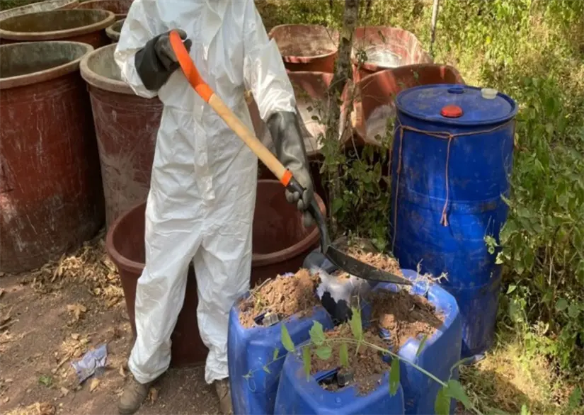 También aseguraron miles de litros de sustancias químicas para fabricar metanfetaminas en Culiacán. Foto: SSPC