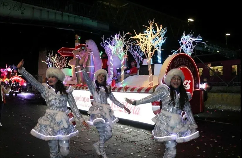 Carros alegóricos de la Caravana Coca Cola 2025 en Querétaro . Foto: Cortesía