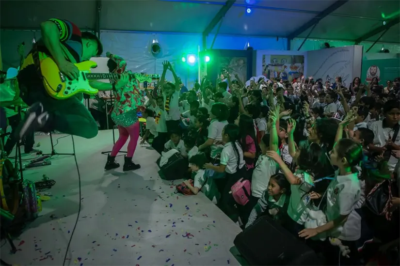 Con su estilo único y letras llenas de valores, el grupo Pistache hizo vibrar a familias completas durante su presentación en la Feria del Libro Culiacán 2025.
