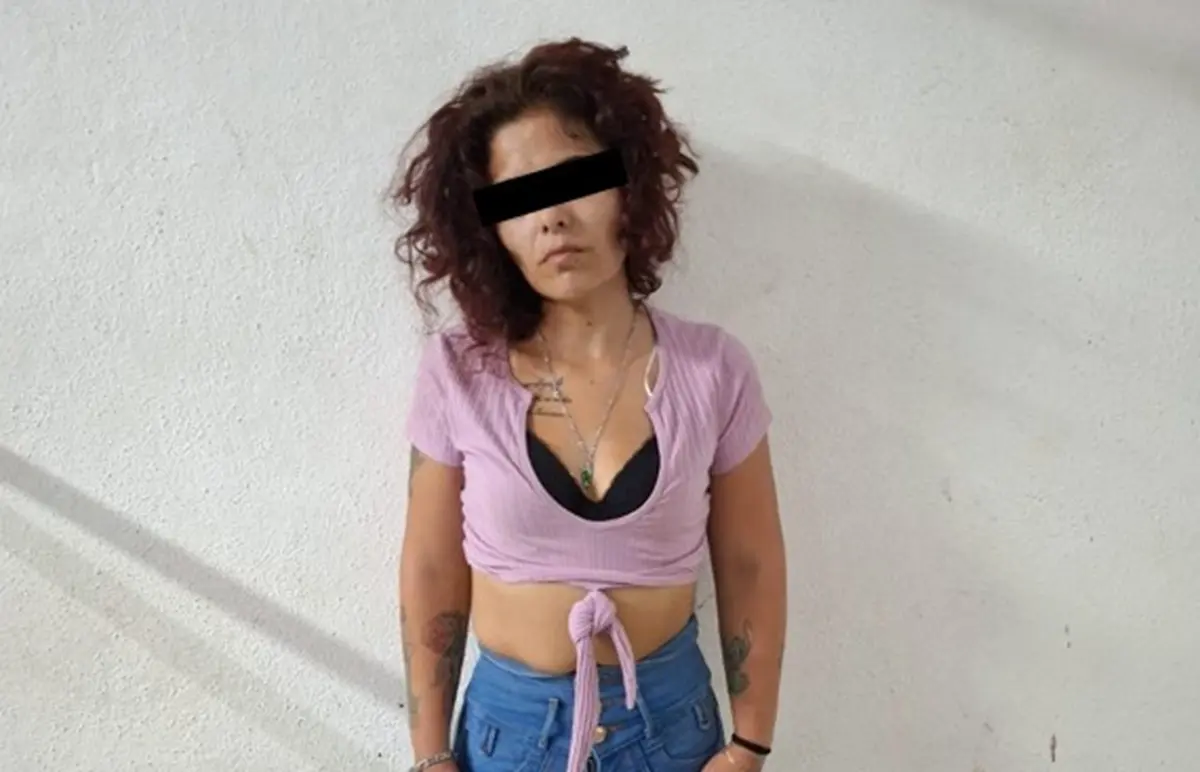Mujer detenida en Manzanillo, Colima.