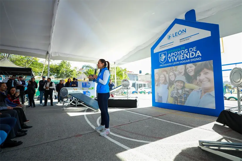 Durante el evento de entrega de apoyos León Hogar Digno. Foto: Cortesía