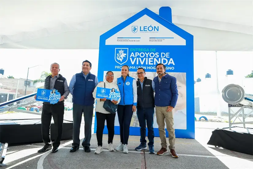 Entrega de apoyos para vivienda en León. Foto: Cortesía