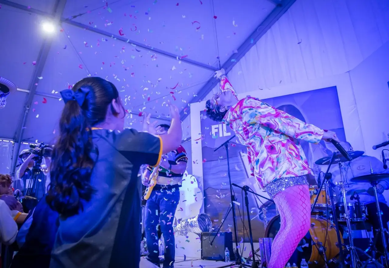 Entre risas, baile y mensajes de conciencia, Pistache iluminó la FIL Culiacán 2025 con su propuesta de rock infantil que combina diversión y educación.