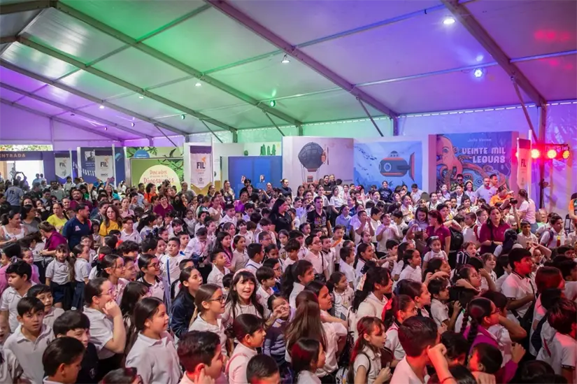 Pistache llevó su espectáculo “Navegando” al Foro Infantil de la FIL Culiacán 2025, cautivando al público con música alegre y mensajes positivos.