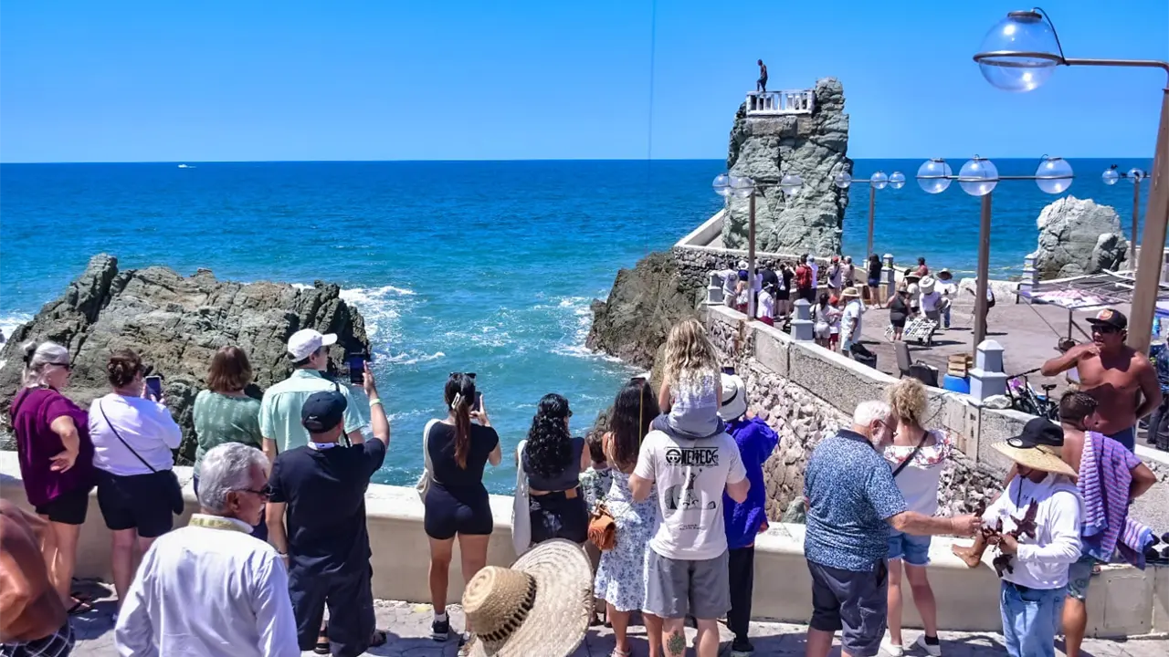 Miles de turistas bajaron de los Cruceros Turísticos para conocer y disfrutar de la belleza natural y atractivos de Mazatlán