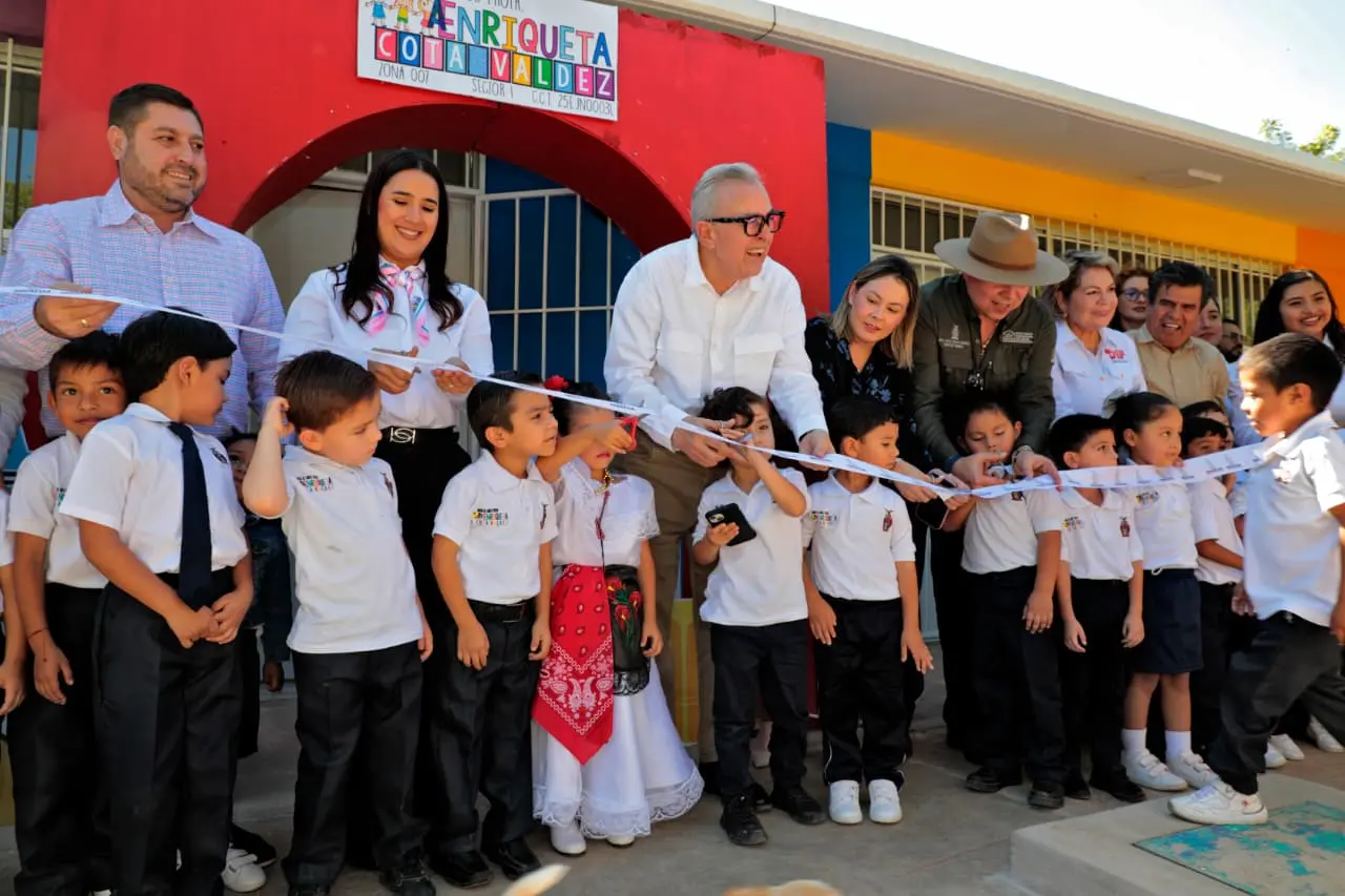 Rocha sorprende a más de 80 niños con nuevas aulas y anuncio de bicicletas nuevas.