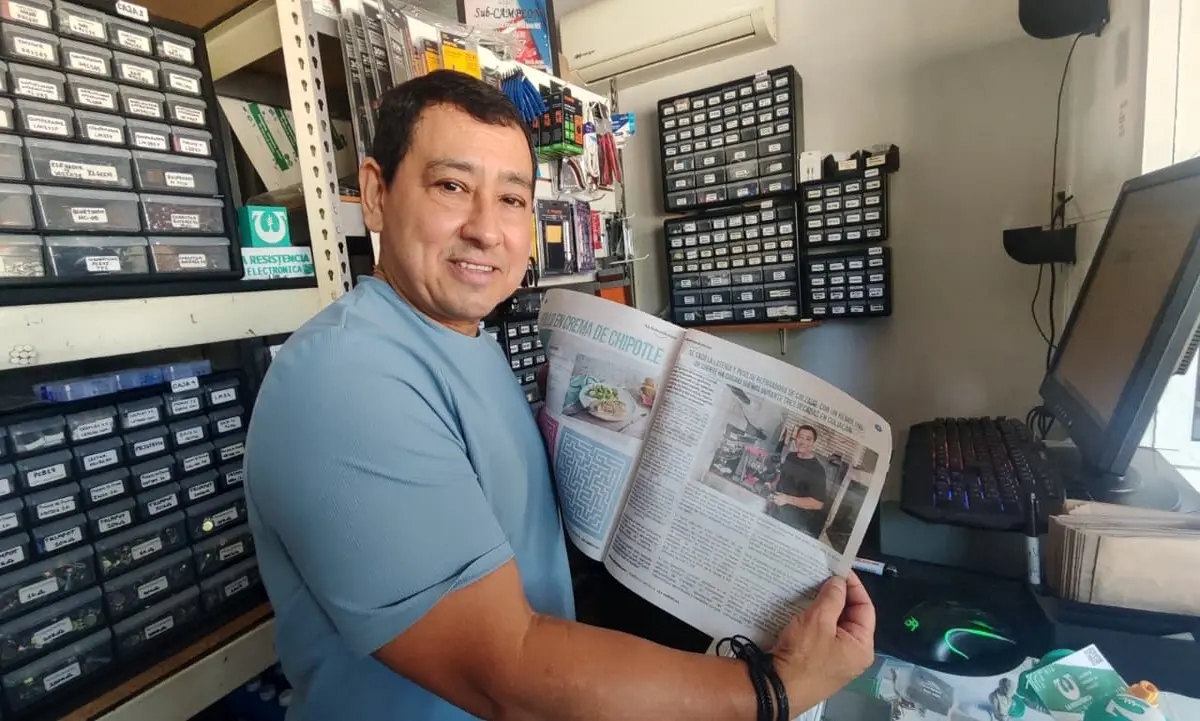 Magdaleno Quintero, uno de los protagonistas de nuestra edición posa junto con su historia.