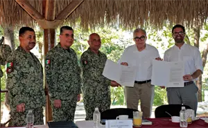 Gobernador Rocha entrega a la SEDENA el título de propiedad del cuartel militar de Badiraguato