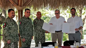 Gobernador Rocha entrega a la SEDENA el título de propiedad del cuartel militar de Badiraguato