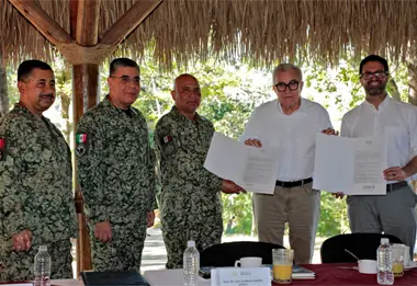 Gobernador Rocha entrega a la SEDENA el título de propiedad del cuartel militar de Badiraguato