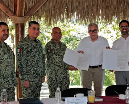 Gobernador Rocha entrega a la SEDENA el título de propiedad del cuartel militar de Badiraguato