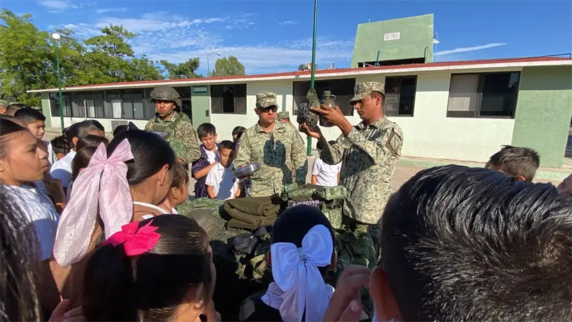 Alumnos de la primaria Josefa Ortiz de Domínguez recorrieron las áreas operativas del 110 Batallón, donde conocieron equipo táctico, símbolos patrios y vehículos militares.