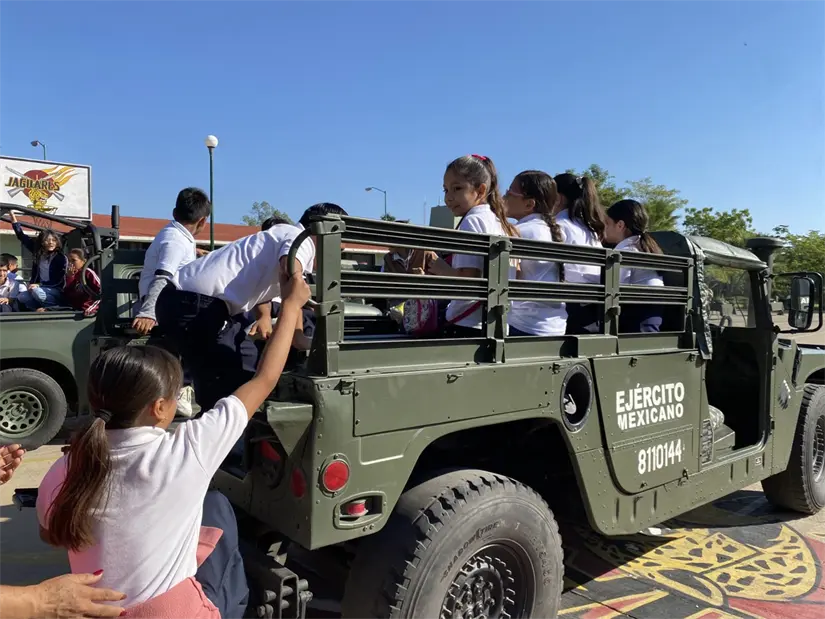 Alumnos descubren cómo trabaja el Ejército Mexicano durante visita guiada