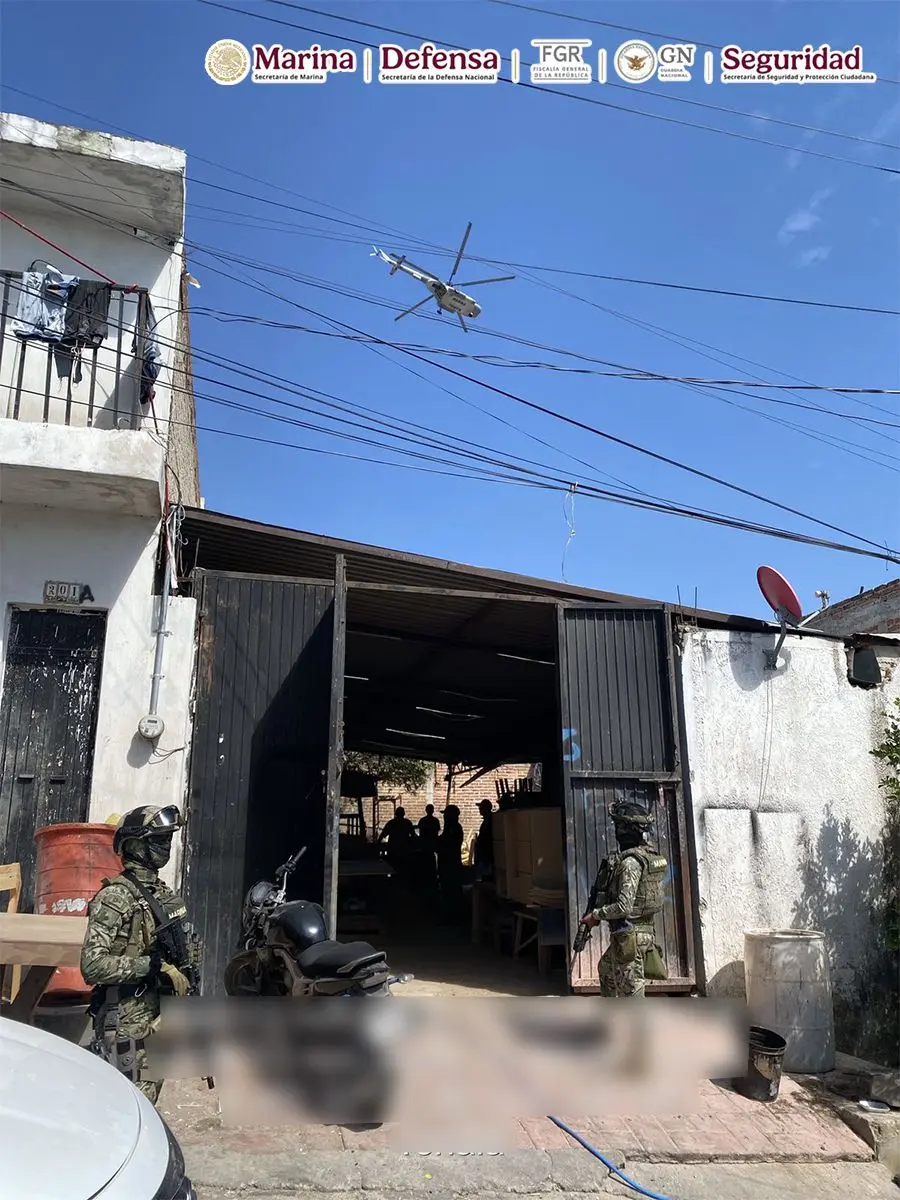 Derivado de trabajos de inteligencia, autoridades cumplimentaron cateos en cinco predios de Tonalá, donde operaba una célula dedicada al tráfico de drogas.