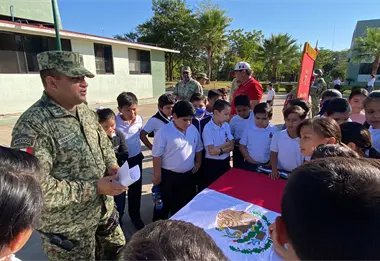 Alumnos de primaria de San Ignacio descubren cómo trabaja el Ejército Mexicano durante visita guiada