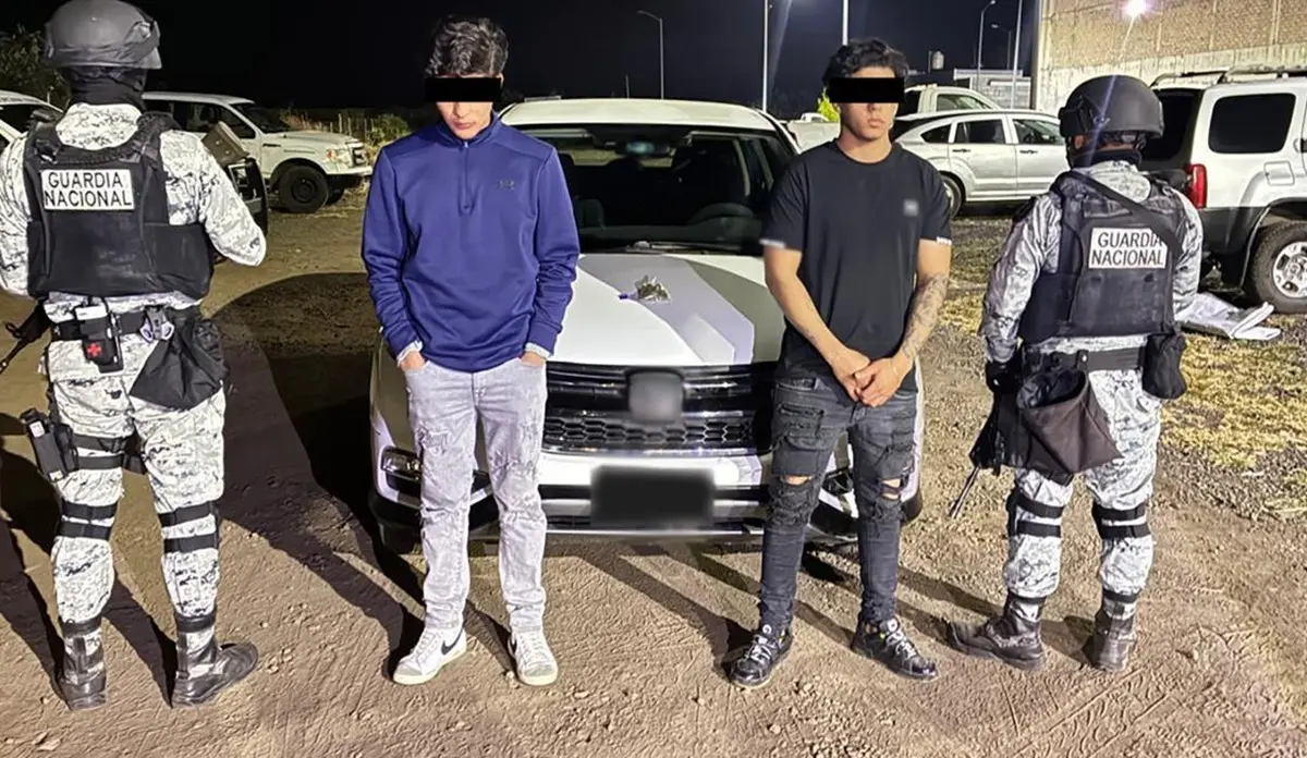 Michoacán: detienen a cinco personas y aseguran armas largas y droga durante operativos.