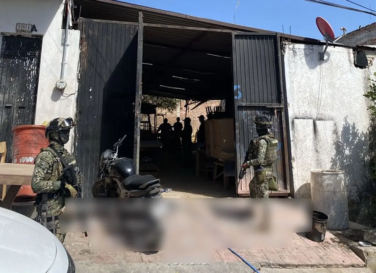 Autoridades federales cumplen cinco cateos y desmantelan célula ligada al tráfico de estupefacientes.