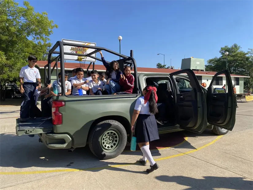 Un recorrido inolvidable niños exploran módulos del Ejército y suben a vehículos militares