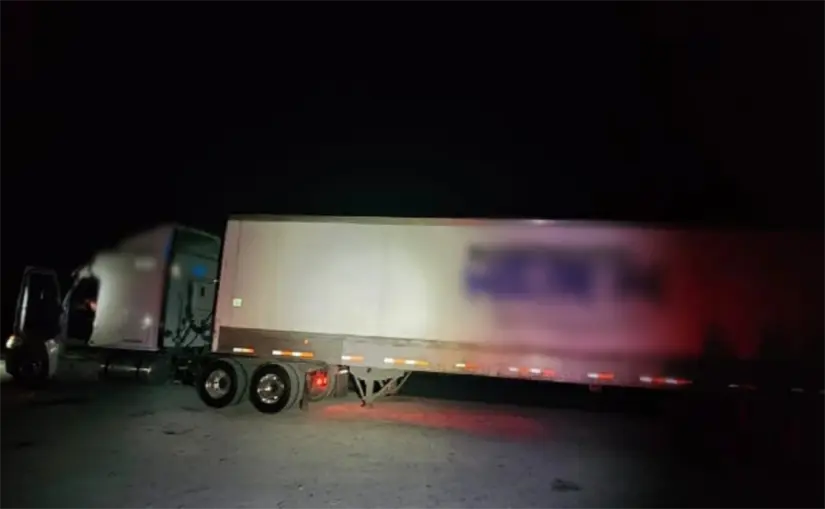 Los paquetes de metanfetamina estaban dentro de este camión de carga. Foto: Cortesía