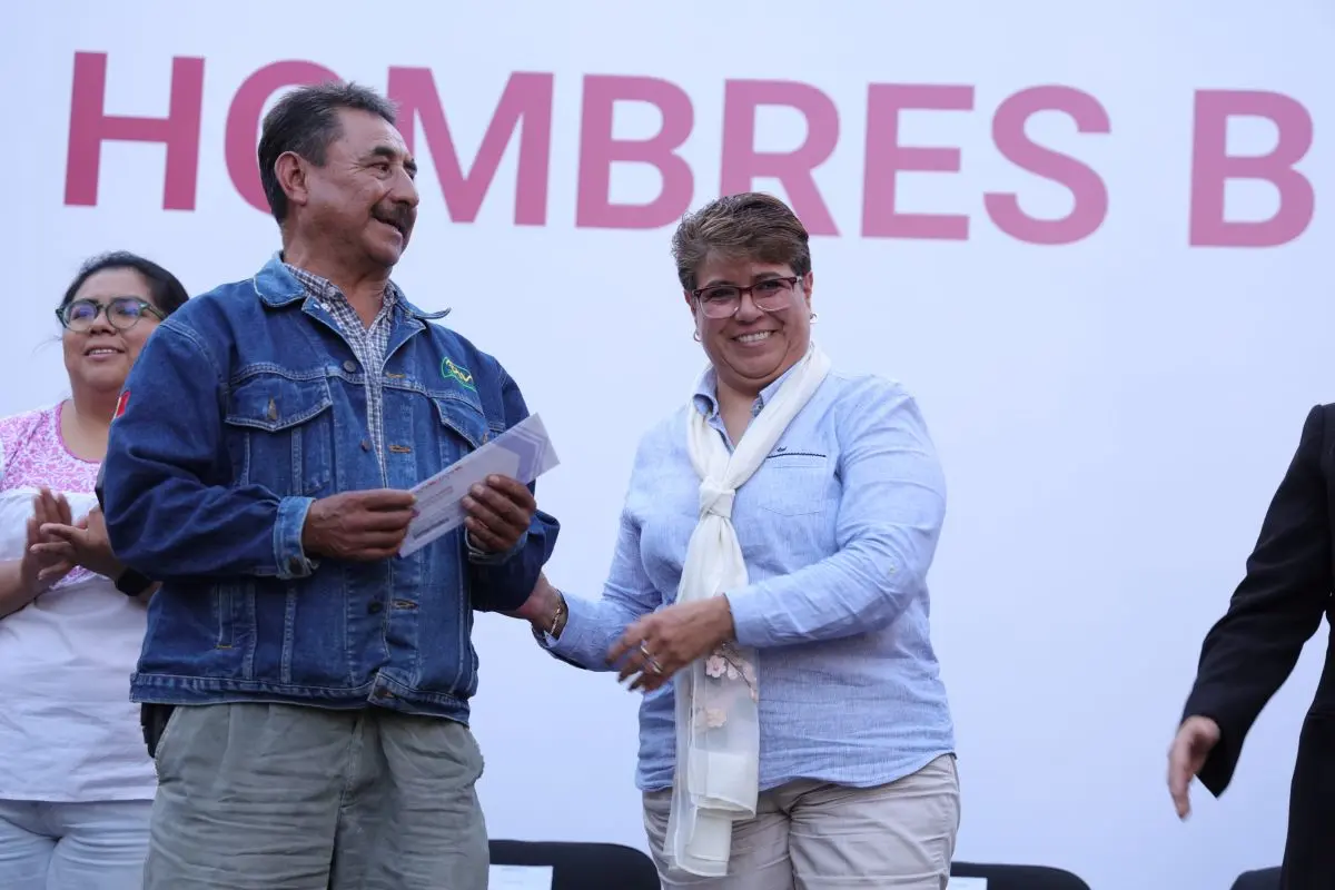 Entrega de las tarjetas del apoyo de Hombres Bienestar en CDMX. Foto: Cortesía