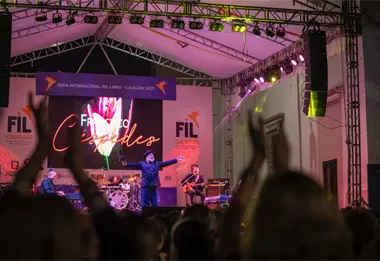 Francisco Céspedes llena de magia y nostalgia la última noche de la FIL Culiacán 2025