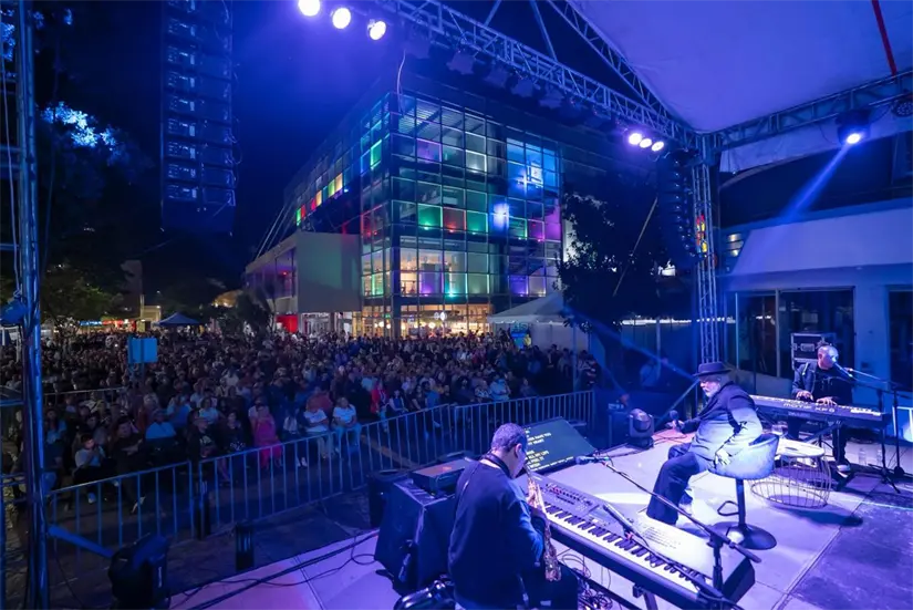 Francisco Céspedes emociona en el gran cierre de la FIL Culiacán 2025